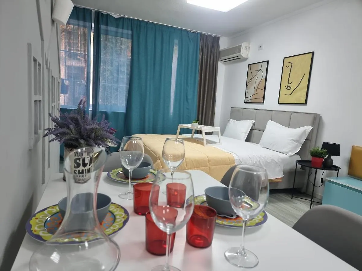 Party Guesthouse For Big Groups 티라나
